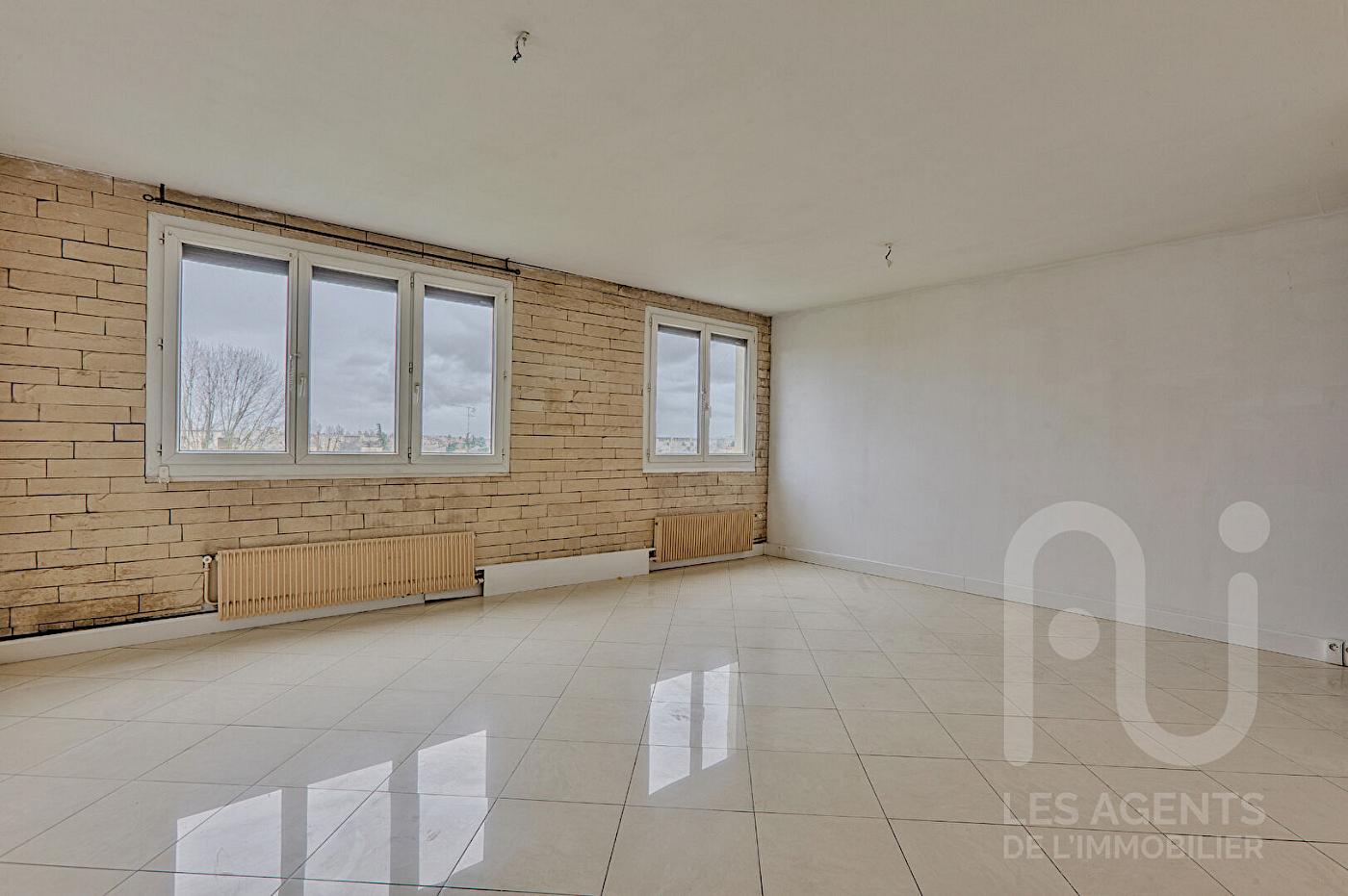 DERNIER ÉTAGE - APPARTEMENT 3 PIÈCES AU CALME
