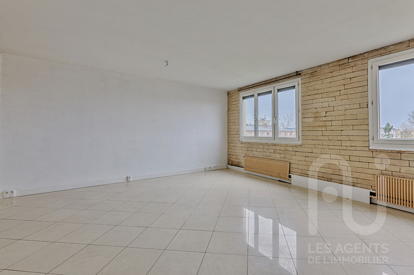 DERNIER ÉTAGE - APPARTEMENT 3 PIÈCES AU CALME